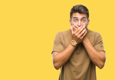 Yakışıklı delikanlı izole arka plan ağız hata için elleriyle kapsayan şok içinde. Gizli kavramı.