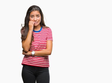 Eller genç güzel Arap kadın stresli ve gergin ile izole arka plan üzerinde tırnak ısırma dudaklarından. Anksiyete sorunu.