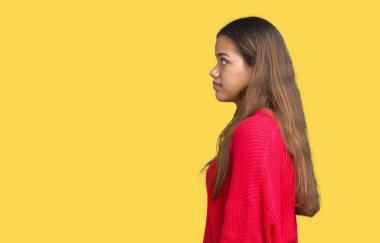 İzole arka tarafına, seyir üzerinde kırmızı kış kazak giyen genç güzel esmer kadın dinlenmek doğal yüz emin gülümseme ile pozuyla profili.