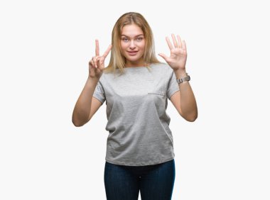 Gösterilen ve parmakları ile işaret izole arka plan üzerinde beyaz kadın kendinden emin ve mutlu gülümseyerek süre yedi numara.