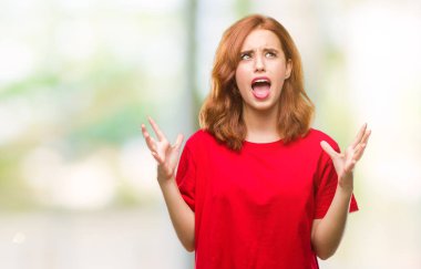 Genç güzel kadın izole arka plan çılgın ve kızgın bağırarak ve agresif ifade ve silah kaldırdı bağırıyor. Hayal kırıklığı kavramı.