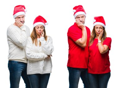 Orta yaş olgun güzel çift beyaz izole arka plan düşünme yorgun ve bıkkın ile depresyon sorun Çapraz kollar ile seyir üzerinde Noel şapka kolaj.