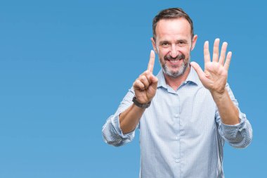 Orta yaş ağarmış üst düzey iş adamı gösterilen ve parmakları ile işaret izole arka plan üzerinde kendinden emin ve mutlu gülümseyerek süre 6 numara.
