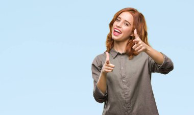 Genç güzel kadın için fotoğraf makinesi ile mutlu ve komik yüz parmakları işaret izole arka plan yüzünden. İyi enerji ve vibes.