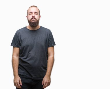 Genç beyaz hipster adam yüzünde ciddi bir ifade ile izole arka plan üzerinde. Basit ve doğal kameraya bakıyor.