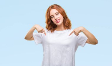 Yüzünde gülümseme ile kendinden emin görünüyorsun, kendini gururlu ve mutlu parmakları ile işaret izole arka plan üzerinde genç güzel kadın.