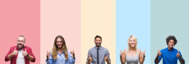 Kolaj farklı etnik gençlerin renkli çizgiler üzerinde el ile olumlu hareketi yaparken arka plan başarı işareti başparmak gülümseyen ve mutlu izole. Neşeli bir ifadeyle, kazanan jest kameraya bakıyor.