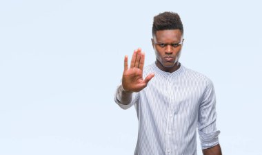 Afro-Amerikan delikanlı dur yapıyor izole arka plan üzerinde şarkı elin avuç ile. Negatif ve ciddi bir jest yüz ifadesiyle uyarı.