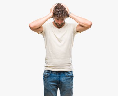 Yakışıklı İspanyol modeli adam çünkü umutsuz ve stresli baş ağrısı acı izole arka plan üzerinde ağrı ve migren. Ellerini kafasına.