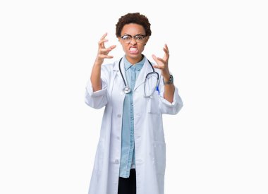 Öfke ile sinirli bağırarak izole arka plan üzerinde tıbbi ceket giyen genç Afro-Amerikan doktor kadın eller boğazlamak istiyor deli bağırıyor