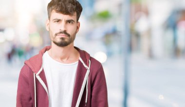 İzole arka plan şüpheci ve sinir, papatyanın üzgün sorun nedeniyle genç yakışıklı adam. Negatif kişi.