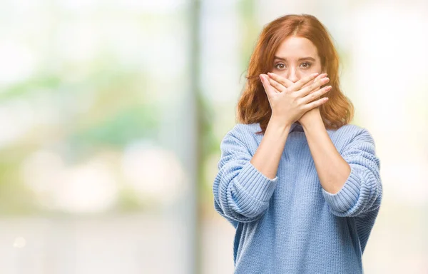 Fiatal Szép Visel Téli Pulóver Döbbenve Száj Kezével Hiba Amely — Stock Fotó