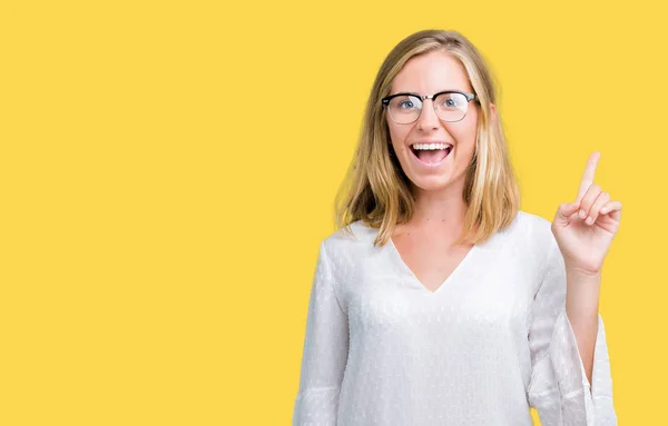 Hermosa Joven Con Gafas Sobre Fondo Aislado Apuntando Con Dedo —  Fotos de Stock