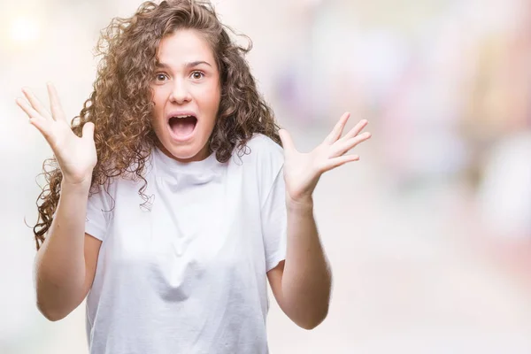 Linda Morena Cabelo Encaracolado Jovem Vestindo Camiseta Casual Sobre Fundo — Fotografia de Stock