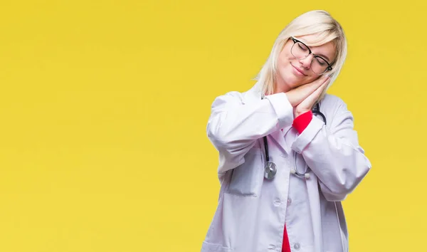 Jonge Mooie Blonde Dokter Vrouw Medische Uniform Dragen Geïsoleerde Achtergrond — Stockfoto