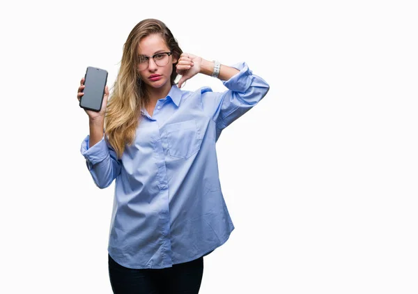 年轻美丽的金发女商人显示屏幕上的智能手机与愤怒的脸 负面的迹象显示不喜欢大拇指下来 拒绝的概念 — 图库照片