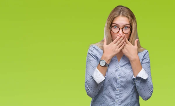 Joven Mujer Negocios Caucásica Con Gafas Sobre Fondo Aislado Impactado —  Fotos de Stock