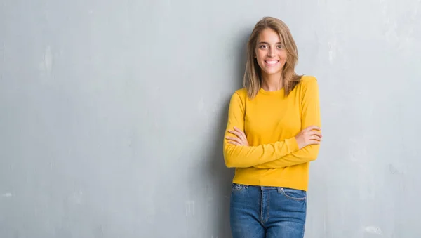 Schöne Junge Frau Die Über Grunge Grauer Wand Steht Glücklich — Stockfoto