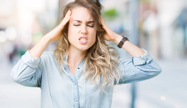 Schöne Junge Blonde Frau Über Isolierten Hintergrund Mit Der Hand — Stockfoto