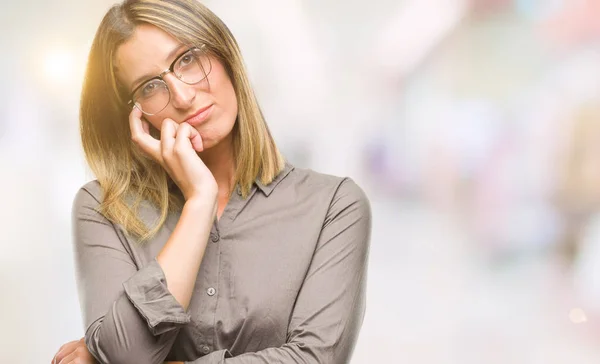 年轻美丽的女人在孤立的背景下思考看累了 厌倦了与交叉臂抑郁症问题 — 图库照片