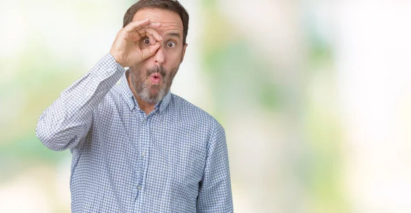 Knappe Middenleeftijd Elegante Senior Man Geïsoleerde Achtergrond Doen Gebaar Geschokt — Stockfoto