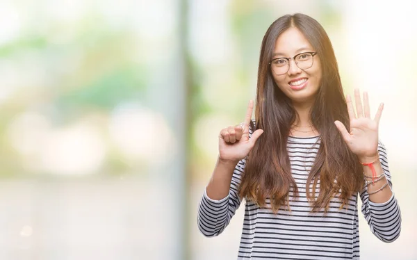 Jovem Ásia Mulher Vestindo Óculos Sobre Isolado Fundo Mostrando Apontando — Fotografia de Stock