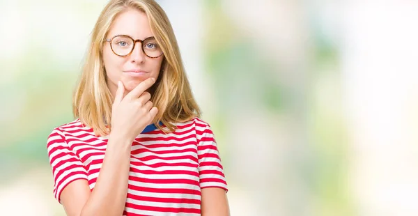 Mulher Bonita Usando Óculos Sobre Fundo Isolado Olhando Confiante Para — Fotografia de Stock