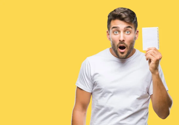 Joven Hombre Guapo Sosteniendo Cuaderno Sobre Fondo Aislado Asustado Shock — Foto de Stock