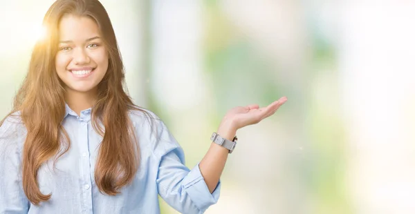 Joven Hermosa Mujer Negocios Morena Sobre Fondo Aislado Sonriente Alegre —  Fotos de Stock