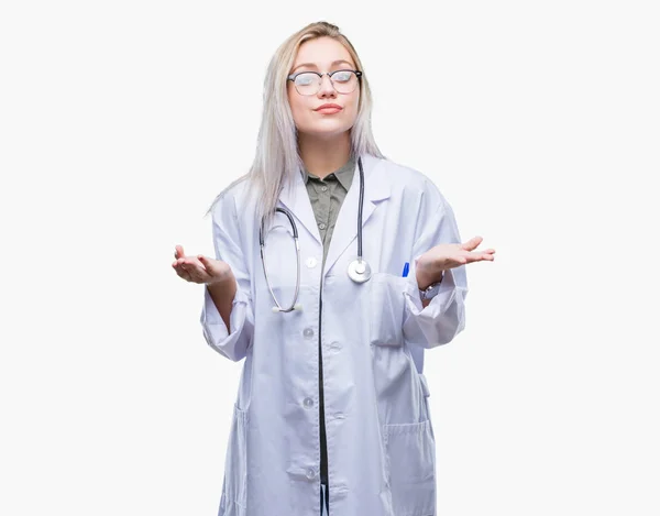 Jonge Blonde Dokter Vrouw Geïsoleerde Achtergrond Clueless Verward Expressie Met — Stockfoto