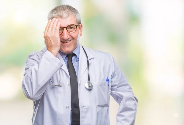 Pěkný Starší Lékař Muž Nad Izolované Pozadí Zahrnující Jedno Oko — Stock fotografie