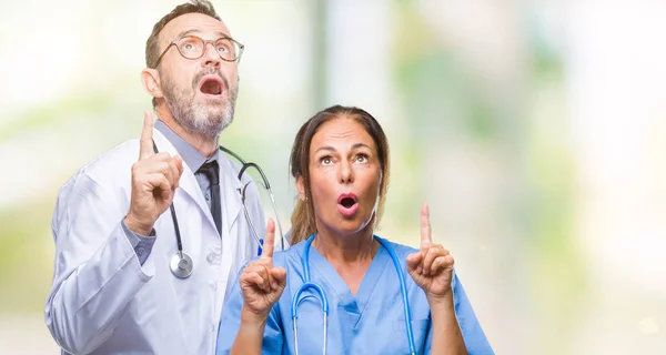 Médicos Hispânicos Meia Idade Casal Vestindo Uniforme Médico Sobre Fundo — Fotografia de Stock