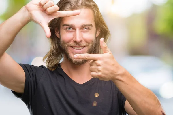 Homem Bonito Jovem Com Cabelos Longos Sobre Fundo Isolado Sorrindo — Fotografia de Stock