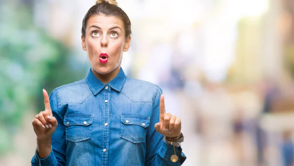 Young Beautiful Woman Isolated Background Amazed Surprised Looking Pointing Fingers — Stock Photo, Image