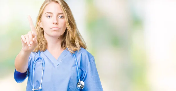 Hermosa Joven Doctora Vistiendo Uniforme Médico Sobre Fondo Aislado Señalando —  Fotos de Stock