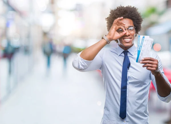 Hombre Afroamericano Sosteniendo Tarjeta Embarque Sobre Fondo Aislado Con Cara —  Fotos de Stock