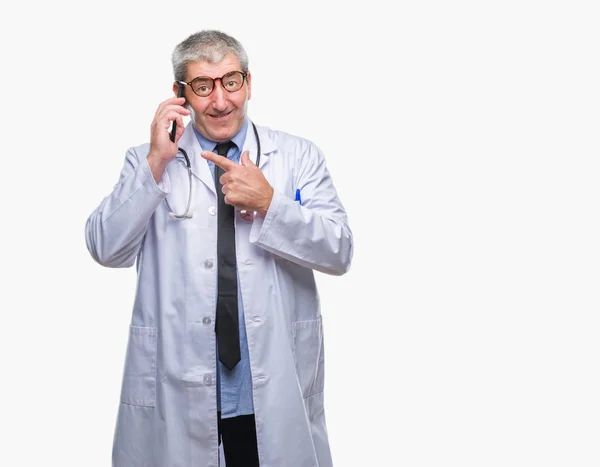 Bello Anziano Medico Uomo Parlando Smarpthone Sfondo Isolato Molto Felice — Foto Stock