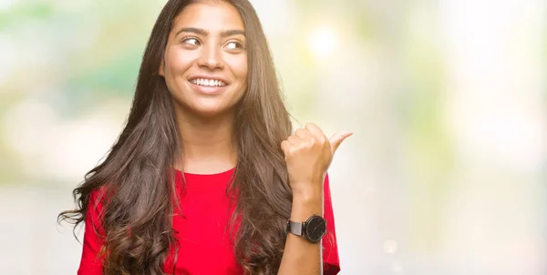 Junge Schöne Araberin Über Isoliertem Hintergrund Lächelt Mit Glücklichem Gesicht — Stockfoto