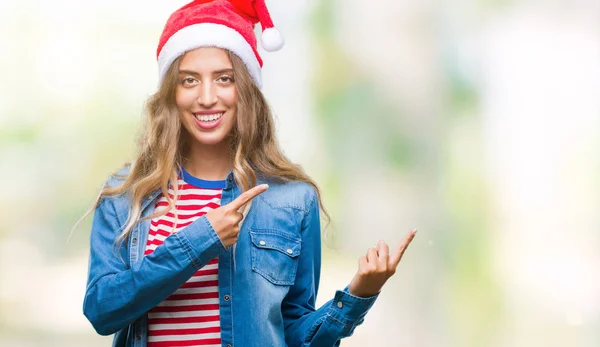 Linda Jovem Loira Usando Chapéu Natal Sobre Fundo Isolado Sorrindo — Fotografia de Stock