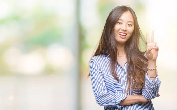 Joven Mujer Asiática Sobre Fondo Aislado Sonriendo Con Cara Feliz —  Fotos de Stock