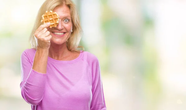 Mulher Loira Meia Idade Comendo Waffle Doce Sobre Fundo Isolado — Fotografia de Stock