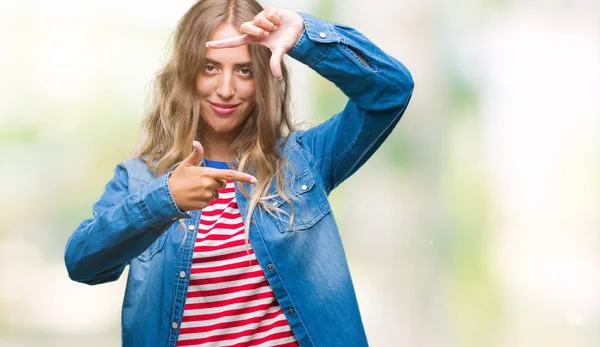 Vacker Ung Blond Kvinna Över Isolerade Bakgrund Leende Gör Ram — Stockfoto