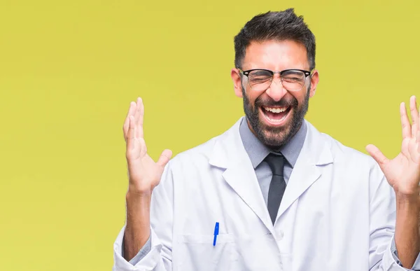 Der Erwachsene Hispanische Wissenschaftler Oder Arzt Trägt Einen Weißen Mantel — Stockfoto