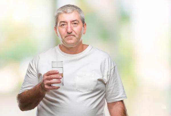 Stilig Senior Man Dricka Glas Vatten Över Isolerade Bakgrund Med — Stockfoto