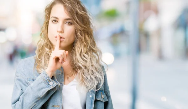 Mooie Jonge Blonde Vrouw Denim Jasje Dragen Geïsoleerde Achtergrond Vragen — Stockfoto