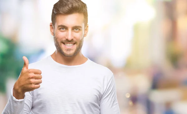 Joven Hombre Guapo Sobre Fondo Aislado Haciendo Pulgares Felices Gesto —  Fotos de Stock