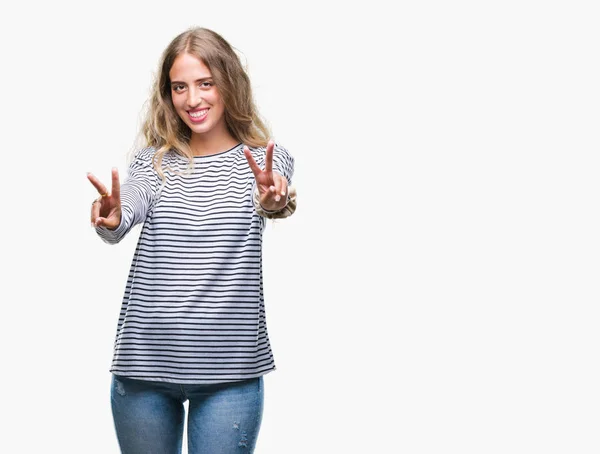 Mooie Jonge Blonde Vrouw Strepen Trui Dragen Geïsoleerde Achtergrond Glimlachend — Stockfoto