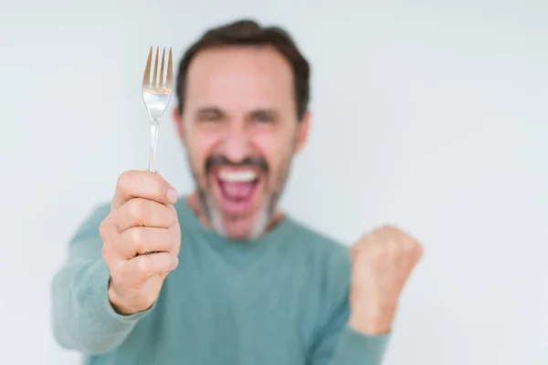 Uomo Anziano Possesso Forchetta Argento Sfondo Isolato Urlando Orgoglioso Celebrando — Foto Stock