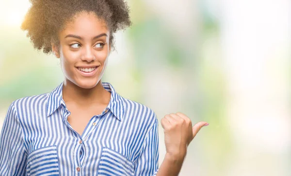 Молодих Афро Американку Над Ізольованих Фон Посміхається Щасливим Обличчям Дивлячись — стокове фото