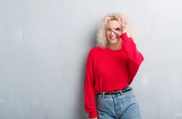 Mulher Loira Jovem Com Cabelo Encaracolado Sobre Fundo Cinza Grunge — Fotografia de Stock